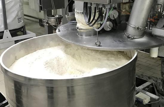 Automatic feeding of a mixer