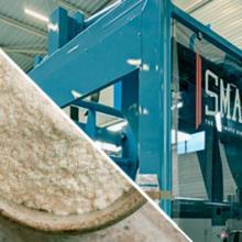 Machine SmashR pour décompactage de big bags dans l'agroalimentaire. À gauche, farine dans un bol ; à droite, vue de la machine avec l'inscription 'SMASHR'.