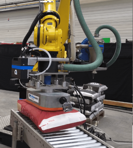 Dépose de sac sur convoyeur à rouleaux