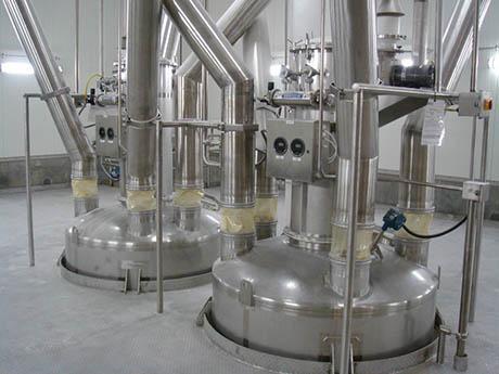 Alimentation réacteur avec manchette de liaison souple