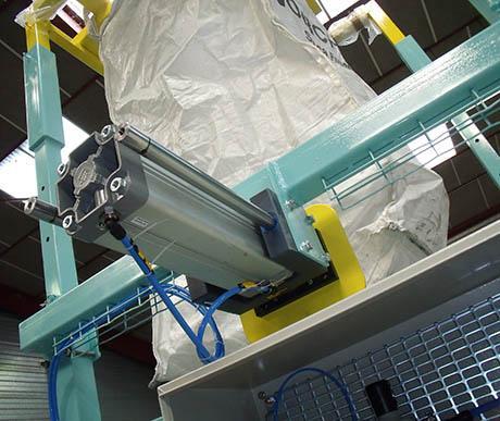 Massage du big bag pour faciliter l'écoulement de la poudre