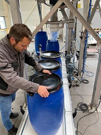 Remplissage bidons convoyeur d'alimentation Palamatic
