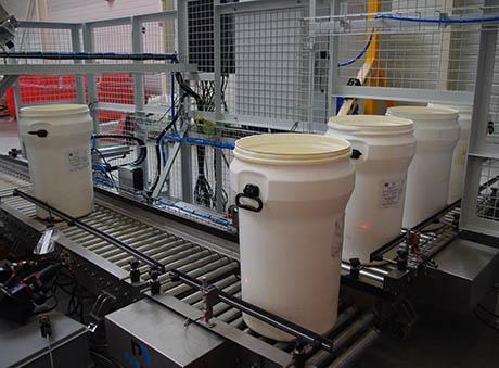 Remplissage de fûts poudres chimiques