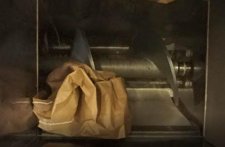 Vis de compactage des sacs vides